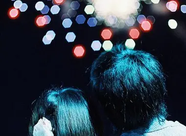 Feux d'artifices dans le ciel d'été japonais