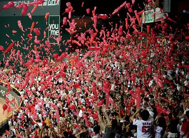 Les supporters des Hiroshima Toyo Carp, vainqueurs de la ligue centrale en 2016