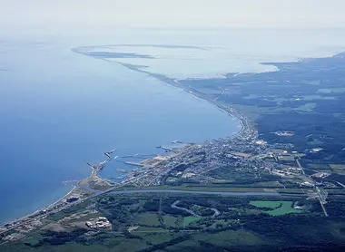 Le village de Shibetsu et au loin la péninsule de Notsuke