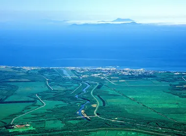 A 24 kilomètres de la côte de Shibetsu se dresse l'île Kunashiri