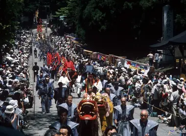 La procession se dirige vers le temple Tôshô-gû (Nikko)