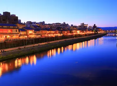 Les terrasses (kawayuka) de la rivière Kamogawa, à Kyoto, un soir d'été