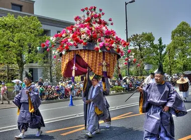 Même les ombrelles sont ornées de roses trémières lors du Aoi matsuri