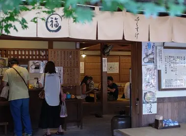 De nombreux magasins, cafés et restaurants sont disposés le long d'Okage Yokocho à Ise De nombreux magasins, cafés et restaurants sont disposés le long d'Okage Yokocho à Ise