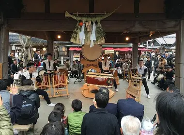 Spectacle de tambours japonais taiko dans le quartier d'Okage Yokocho à Ise Spectacle de tambours japonais taiko dans le quartier d'Okage Yokocho à Ise