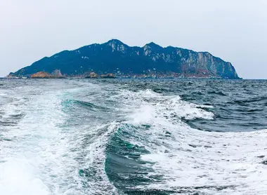 L'île d'Okinoshima (préfecture de Fukuoka, Kyushu) vue depuis la mer L'île d'Okinoshima (préfecture de Fukuoka, Kyushu) vue depuis la mer