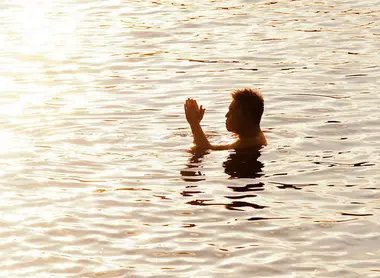 Pour entrer sur l'île sacrée d'Okinoshima, même les prêtres du temple Munakata Taisha doivent se purifier au préalable Pour entrer sur l'île sacrée d'Okinoshima, même les prêtres du temple Munakata Taisha doivent se purifier au préalable