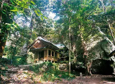 Le temple Okimitsu-ya sur l'île d'Okinoshima (préfecture de Fukuoka, Kyushu) Le temple Okimitsu-ya sur l'île d'Okinoshima (préfecture de Fukuoka, Kyushu)