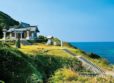 Le temple Okitsu-miya Yohaisho, situé sur l'île d'Oshima, est le lieu où les fidèles vont prier pour Okinoshima, l'accès était restreint. L'île d'Oshima est accessible en ferry depuis la ville de Munakata