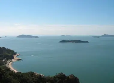 Vue du mont Taka sur la mer intérieure de Seto, depuis l'île de Shiraishi-jima