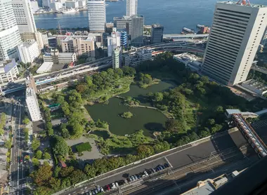 Le jardin Kyu Shiba Rikyu, oasis de verdure dans l'immense Tokyo