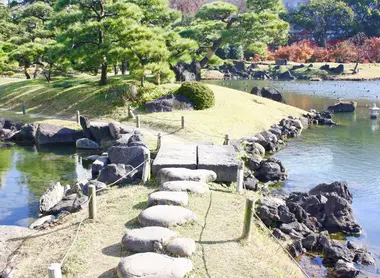 Le jardin Kyu Shiba Rikyu est d'inspiration chinoise Le jardin Kyu Shiba Rikyu est d'inspiration chinoise
