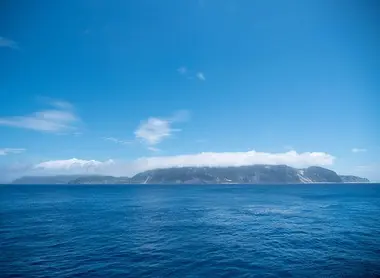 L'île de Niijima, vue depuis la mer