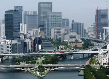 La skyline d'Osaka et le parc de Nakanoshima au premier plan La skyline d'Osaka et le parc de Nakanoshima au premier plan