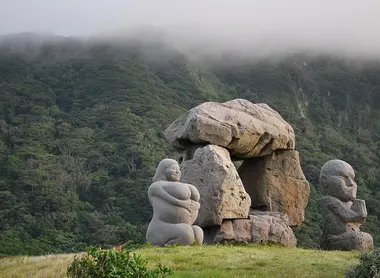 La colline de Moyai, surplombant les plages de Maehama et Yunohama sur l'île de Niijima (préfecture de Tokyo)