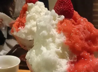 Kakigori parfum "Ichigo milk" (fraise et lait concentré), chez le glacier Himitsudo à Tokyo