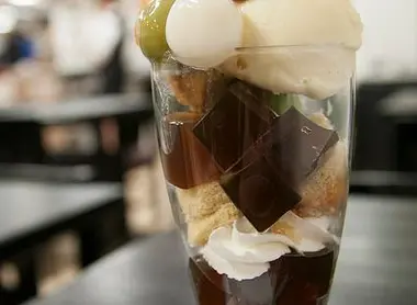 Un dessert "parfait" au sucre noir, Kuromitsu. Un dessert "parfait" au sucre noir, Kuromitsu.