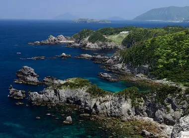Shikine-jima est une île volcanique de l'archipel d'Izu Shikine-jima est une île volcanique de l'archipel d'Izu
