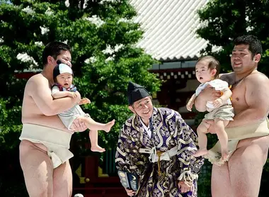 Au Nakizumô matsuri, les lutteurs font pleurer les bébés