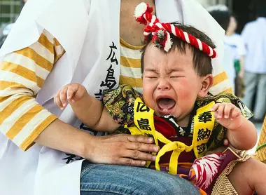 Le Festival Nakizumo est une tradition où l'on prie pour la bonne santé des enfants Le Festival Nakizumo est une tradition où l'on prie pour la bonne santé des enfants