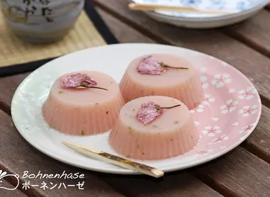 Des sakura yôkan, sur le thème des fleurs de cerisiers 