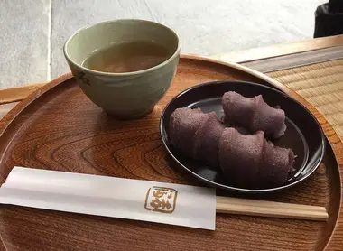 Akafuku mit Tee. Akafuku mit Tee.