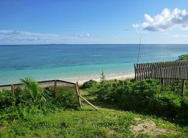 Une plage de l'île de Tarama Une plage de l'île de Tarama
