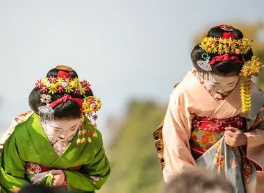 Deux maiko au temple Chion-in, à Kyoto