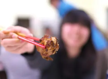 Les Japonais utilisent majoritairement les baguettes pour leurs repas journaliers