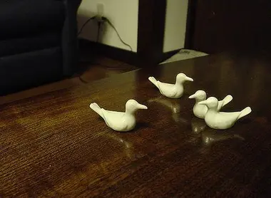 Des repose-baguettes "hashi oki" en forme d'oiseaux