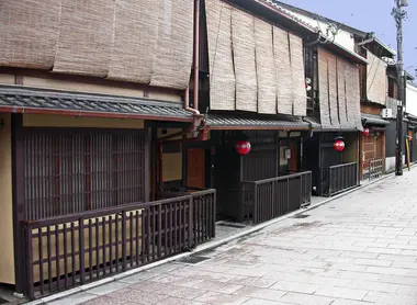 Les machiya accolées les unes aux autres forment un ensemble homogène et typique.  Les machiya accolées les unes aux autres forment un ensemble homogène et typique.
