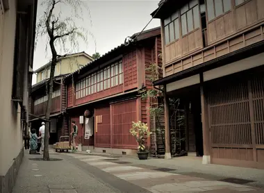 En matinée, les personnes s'activent pour alimenter les machiya devenues restaurants
