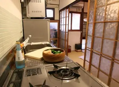 La cuisine tout en longueur typique d'une machiya La cuisine tout en longueur typique d'une machiya