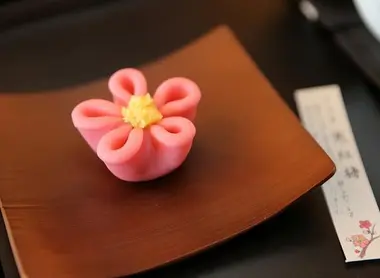 Pâtisserie traditionnelle japonaise à Toraya Karyô, à Kyoto