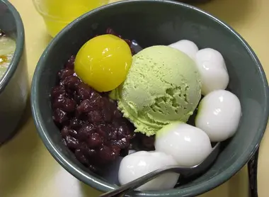 Anmitsu au matché, une glace typique japonaise avec des haricots rouges sucrés Anmitsu au matché, une glace typique japonaise avec des haricots rouges sucrés