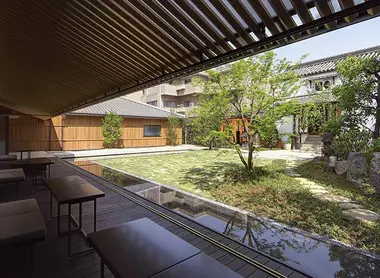 Le jardin de Toraya Karyô, à côté du Palais impérial de Kyoto