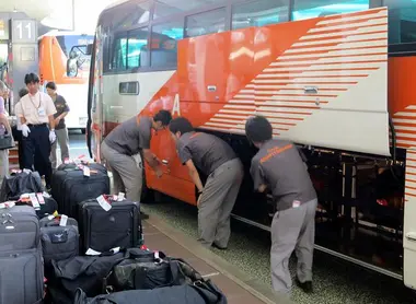 Les employés de la navette bus-limousine s'occupent de tout pour vous Les employés de la navette bus-limousine s'occupent de tout pour vous