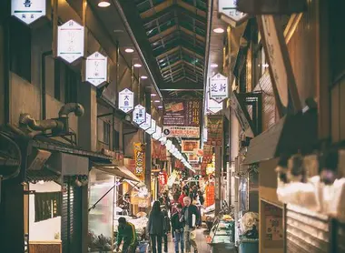 Le quartier de Nishiki à Kyoto, est animé par son marché. Venez découvrir la vie kyotoïte ! Le quartier de Nishiki à Kyoto, est animé par son marché. Venez découvrir la vie kyotoïte !