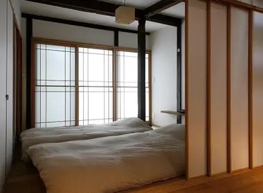 La séparation entre la chambre et la pièce de vie se fait grâce à des fusuma, portes coulissantes en bois (opaques) à droite. La séparation entre la chambre et la pièce de vie se fait grâce à des fusuma, portes coulissantes en bois (opaques) à droite.
