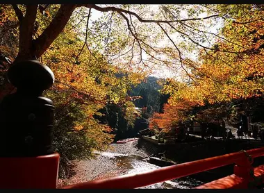 Le pont enjambant la rivière Kiyotaki à Takao