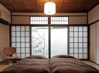 Les futons de la chambre à coucher japonaise (maison Honganji, Kyoto)