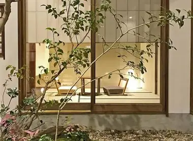 Le jardin intérieur d'une maison japonaise (maison Miyagawacho, Kyoto) Le jardin intérieur d'une maison japonaise (maison Miyagawacho, Kyoto)