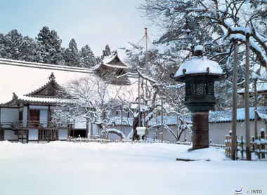 Le temple Zuigan-ji l'hiver, sur la baie de Matsushima Le temple Zuigan-ji l'hiver, sur la baie de Matsushima