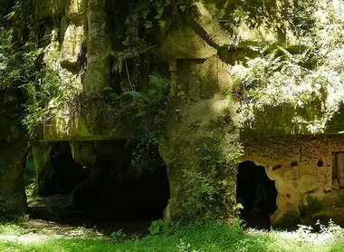 Une grotte à côté du temple Zuigan-ji, à Matsushima Une grotte à côté du temple Zuigan-ji, à Matsushima