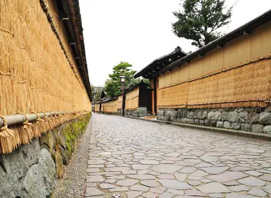 En hiver, les murs des ruelles se parent d'un komo, une natte de paille, pour résister au dégel