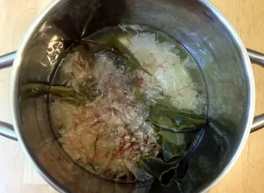 Le kombu et le katsuoboshi constituent les éléments de base du dashi traditionnel Le kombu et le katsuoboshi constituent les éléments de base du dashi traditionnel