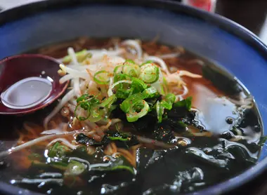 El dashi se usa para preparar ramen.