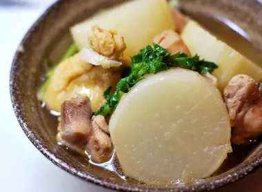 Tranche de daikon cuit dans un plat de poulet daikon