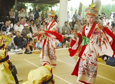 Le festival de danse Hachigatsu odori, sur l'île de Tarama Le festival de danse Hachigatsu odori, sur l'île de Tarama