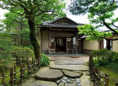 Entrée de la résidence Nomura, dans le quartier Nagamachi à Kanazawa Entrée de la résidence Nomura, dans le quartier Nagamachi à Kanazawa